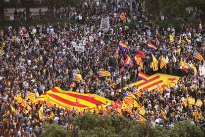 Manifestantes llenan la plaza Catalunya, en Barcelona.