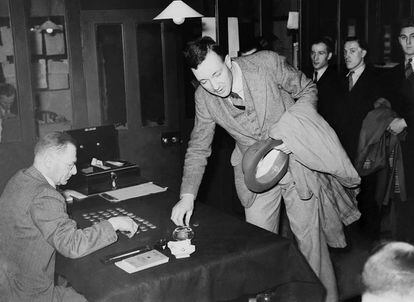 Reclutas ingleses reciben su primera paga, el 26 ed abril de 1939.