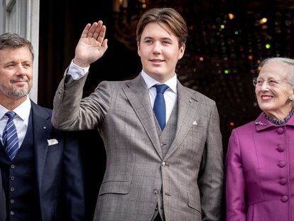 En el centro, Christian de Dinamarca, junto a su abuela, la reina Margarita, y su padre, el heredero al trono danés, el príncipe Federico.