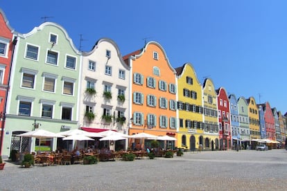 Conocido como ‘la joya del Eno’, Schärding bien merece un desvío para aquellos que viajan a lo largo del Danubio y quieran descubrir la Alta Austria. Su colorido centro barroco está protegido por murallas medievales y dominado por la iglesia de San Jorge. En la colina donde se erguía el antiguo castillo existe hoy un interesante jardín urbano con unas magníficas vistas sobre el río Eno. Pero uno de los atractivos más interesantes de Schärding son las réplicas de las maravillas del mundo antiguo que pueden encontrarse en diferentes puntos de la ciudad.