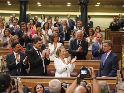 Los diputados del PP aplauden a su presidente, Alberto Núñez Feijóo, a su llegada al hemiciclo del Congreso este jueves.