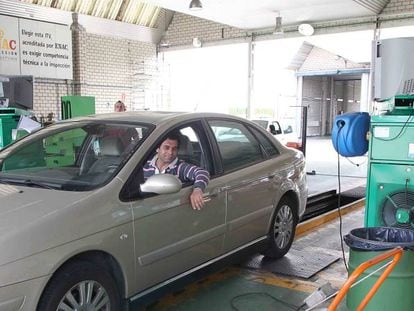Una persona realiza la revisión de su vehículo en una estación de ITV 
 en Madrid.