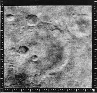 Imágenes de cráteres marcianos enviadas desde la 'Mariner'.