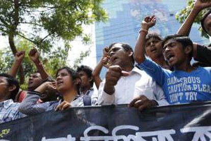Un grupo de trabajadores textiles grita consignas durante una protesta en la que reivindicaron el pago de indemnizaciones al completo a los afectados por el derrumbe del Rana Plaza, en Daca (Bangladesh).