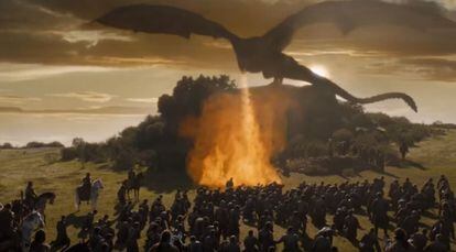 En la séptima temporada, Daenerys cada vez se muestra más impaciente por terminar con todo rápido, volar a Desembarco del Rey y prender fuego a la ciudad para acabar con Cersei y con la disputa al trono. Pero Tyrion le convence de primero ayudar al Norte contra los caminantes blancos y atacar diferentes puntos de Poniente para debilitar a los Lannister. Ejecuta a los Tarly (la familia de Sam, que en la octava temporada se mostrará horrorizado al conocerla) tras arrasar con un ejército de Cersei y Jaime y decide volar más allá del muro (contra el consejo de su Mano) para capturar a uno de los esbirros del Rey de la Noche y tratar de convencer a Cersei de la amenaza de los muertos vivientes. Ahí pierde al primero de sus dragones-hijos.