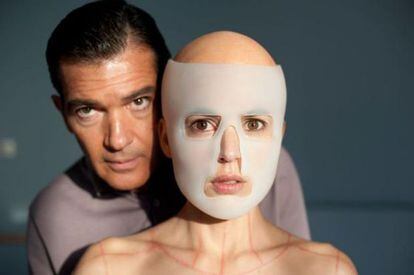 Los actores Antonio Banderas y Elena Anaya en la película 'La piel que habito' de Pedro Almodóvar.