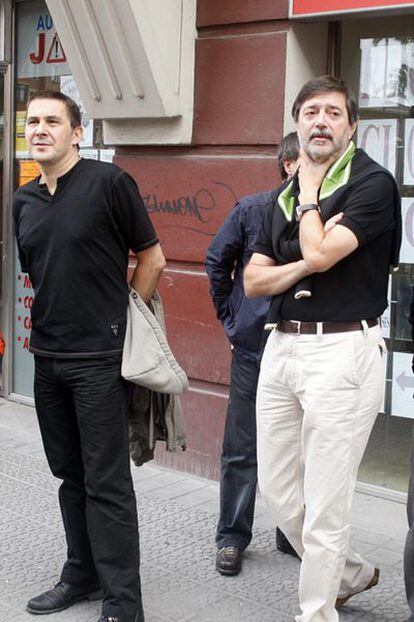 Otegi (izquierda) y  Díez Usabiaga, en octubre de 2008 en Bilbao.