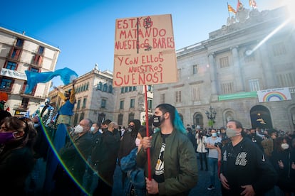 Concentración de hosteleros en la plaza Sant Jaume de Barcelona, este viernes.