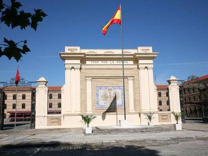 Entrada principal de la Academia Militar de Zaragoza en agosto de 2006. 