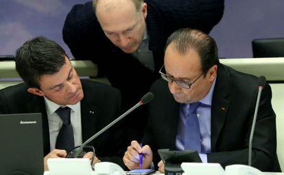 El primer ministre, Manuel Valls, a l'esquerra, parla amb el president, François Hollande, aquest divendres en una reunió d'emergència.