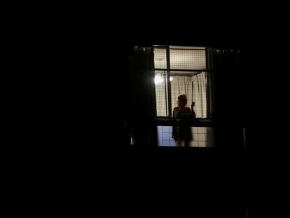Una mujer asomada a su balcón, en Buenos Aires, en medio de la cuarentena obligatoria.
