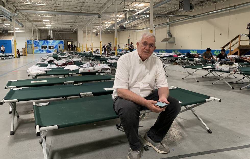 Rubén García, director de la ONG Annunciation House, en la nave industrial que ha reconvertido como refugio para migrantes en El Paso.