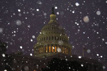 Los copos de nieve caen sobre el Capitolio en Washington.