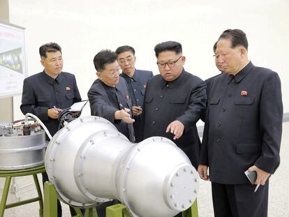 Kim Jong Un muestra elementos de su programa de armas nucleares en una imagen difundida por la agencia norcoreana KCN en septiembre de 2017.