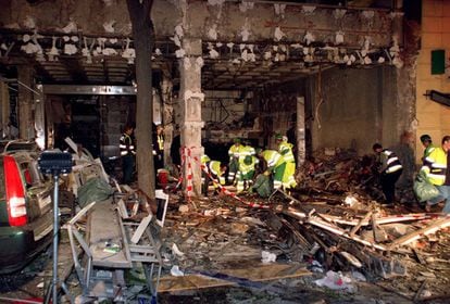 Desescombro en el edificio de Goya 14 tras el coche bomba del 11 de mayo de 2001.