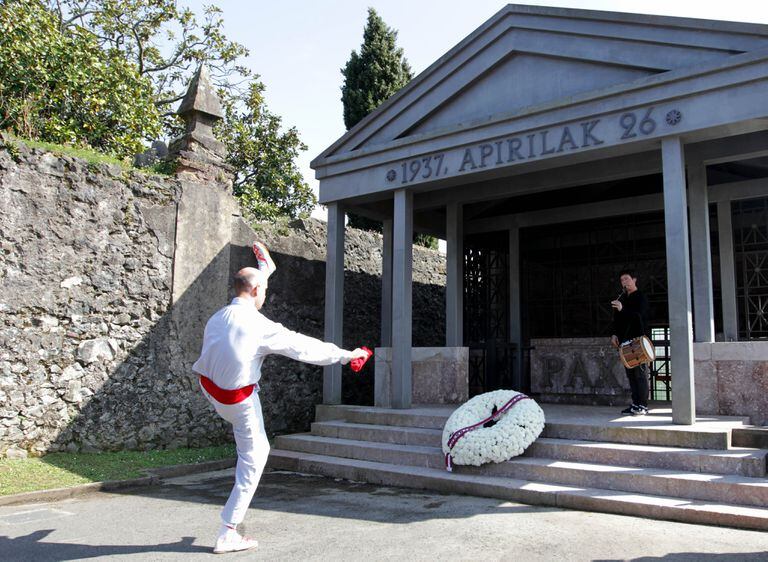Un 'dantzari' baila frente a la corona de flores depositada en recordatorio a las víctimas del bombardeo de 1937.