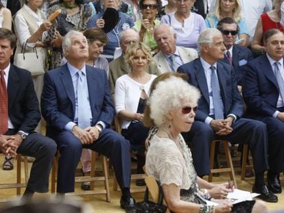 La duquesa de Alba en la inauguraci&oacute;n de una estatua en su honor en los Jardines de Cristina de Sevilla en 2011. 