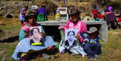 Vecinas del distrito de Huamanquiquia, Ayacucho, con fotos de víctimas.