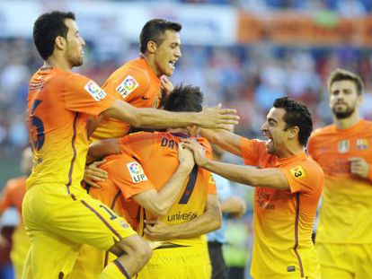 Los jugadores del Barça celebran el segundo gol de Messi.