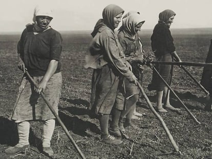 Dones treballant la terra als anys 30 a la Unió Soviètica.