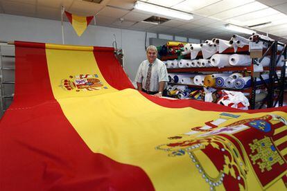 José Luis Sosa, dueño de la fábrica de banderas Sosa Días, en las instalaciones de Colmenar Viejo.