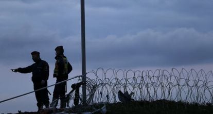 Polic&iacute;as h&uacute;ngaros, el viernes en la frontera con Croacia.