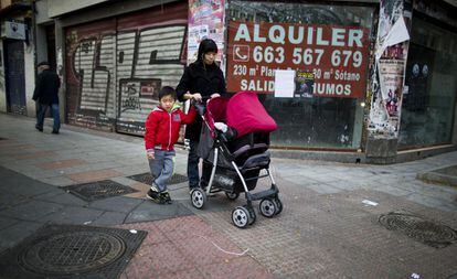 Una familia china pasea por el distrito de Tetu&aacute;n, en Madrid, en 2014.
