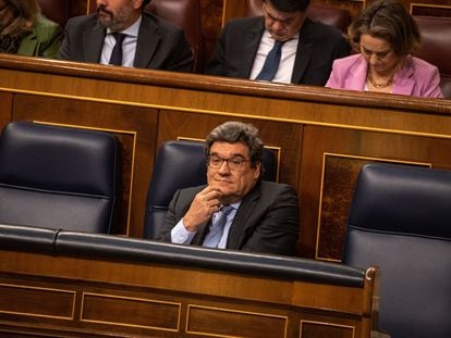 José Luis Escrivá, durante una sesión de control al Gobierno, el día 8 en el Congreso de los Diputados.