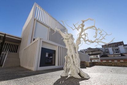 Fachada interior del Museo Helga Alvear en Cáceres con, en primer plano, una escultura de Ugo Rondinone: 'A Day Like This Made of Nothing and Nothing Else' (un tronco de olivo de aluminio esmaltado en blanco). 