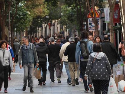 Varias personas pasean por Madrid.