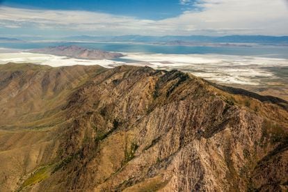 La organización sin ánimo de lucro EcoFlight se dedica a tomar imágenes desde el cielo para concienciar de los problemas ecológicos en el Oeste de Estados Unidos. La panorámica de la cabecera de este reportaje también corresponde a la organización.