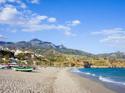 Panorámica de la playa de Burriana, en Nerja.