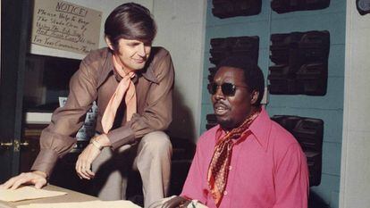 Imagen de archivo con el productor Rick Hall, a la izquierda, charlando con el músico de soul Clarence Carter en los estudios FAME, en Alabama.