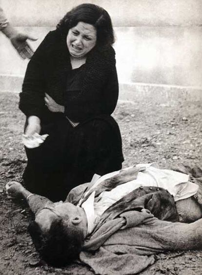 La viuda de Gabriel Pernau llora la muerte de su marido (1937).