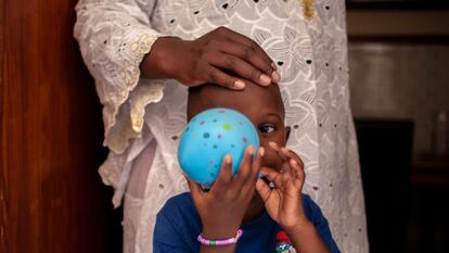 Un niño juega con un globo bajo la mano protectora de su madre en la casa familiar de la Vegueta.