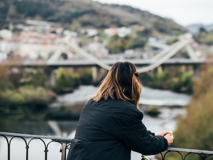 María M., víctima de abusos sexuales en el entorno familiar, en el puente romano de Ourense el 25 de marzo.