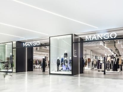 Entrada a una tienda de Mango.