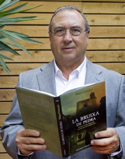El escritor Fañanás con la obra que ha obtenido el Néstor Luján de Novela Histórica.