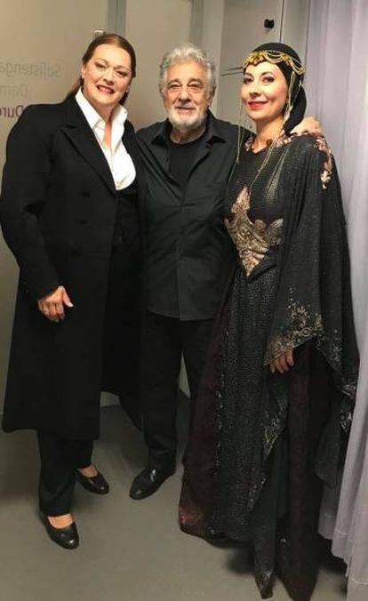 Desde la izquierda, la soprano Catherine Foster, Plácido Domingo y una cantante del reparto de 'La valquiria', en una imagen de Twitter del tenor.