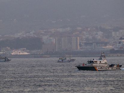 Una patrullera de la Guardia Civil escolta a dos pesqueros espa&ntilde;oles en el Estrecho.