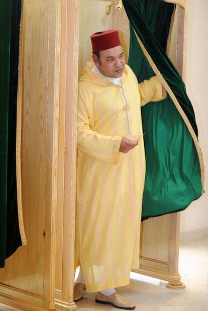 Mohamed VI poco antes de votar en el referéndum sobre la nueva Constitución el pasado 1 de julio