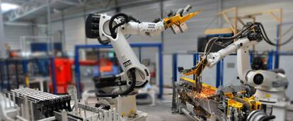 Dos robots trabajan en una de las fábricas del grupo español Gestamp.