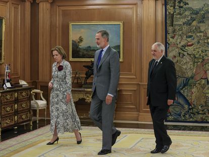 El rey Felipe VI (en el centro) junto a la presidenta del Tribunal Europeo de Derechos Humanos, la irlandesa Siofra O'Leary (izquierda) y el presidente del Tribunal Constitucional, Cándido Conde-Pumpido (a la derecha), durante su encuentro este jueves en el Palacio de la Zarzuela.