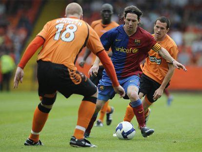 Messi controla la pelota ante Kenneth.