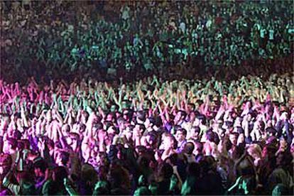 Momento del concierto que anoche reunió a 9.000 espectadores en el Palacio de los Deportes.