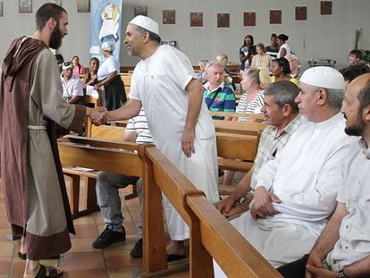 Un religioso católico saluda a fieles musulmanes que han acudido a la misa en una iglesia de Niza este domingo.