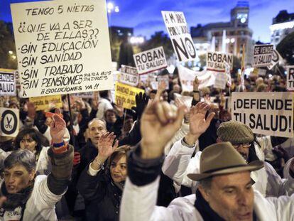 Manifestación por las calles del centro de Madrid, de trabajadores y usuarios de la sanidad pública.