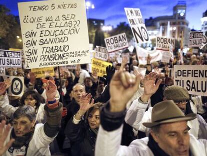 Manifestaci&oacute;n por las calles del centro de Madrid, de trabajadores y usuarios de la sanidad p&uacute;blica.