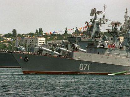 Buques de guerra rusos de la Flota del mar Negro durante un desfile naval en el puerto de Sebastopol, en julio de 2003.