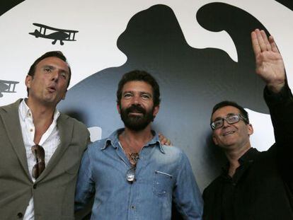 El subdirector del Festival Internacional, Mike Hostench; el actor Antonio Banderas; y el director del certamen, &Agrave;ngel Sala.